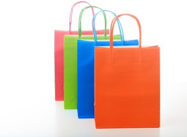 Beyaz arka plan üzerinde renkli alışveriş torbaları