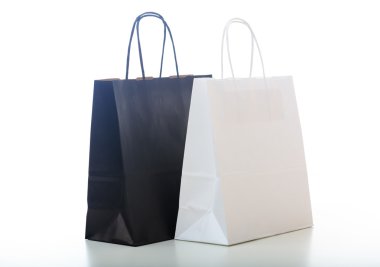 Beyaz arka planda siyah ve Beyaz alışveriş torbaları