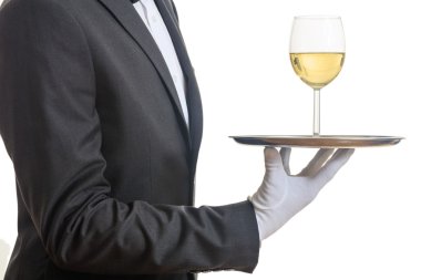 Şarap bir tepsi üzerinde hizmet veren garson
