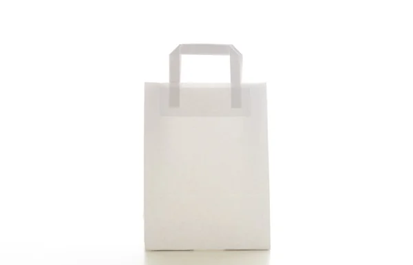 Bolsa de papel blanco sobre fondo blanco —  Fotos de Stock