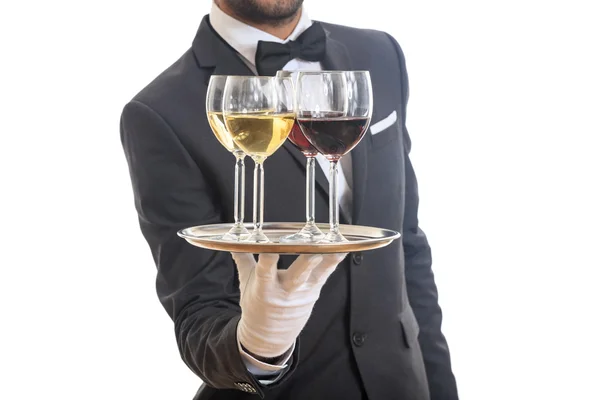 Σερβίρετε το κρασί σε ένα δίσκο σερβιτόρος — Φωτογραφία Αρχείου
