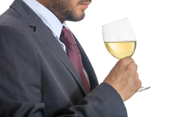 Homme en costume buvant du vin blanc — Photo
