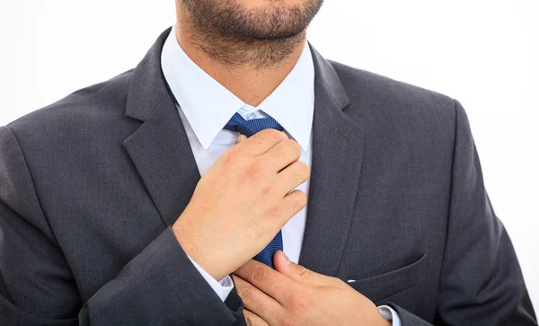 Hombre arreglando su corbata —  Fotos de Stock