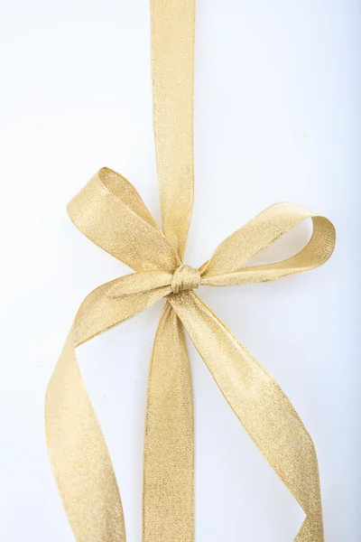 ゴールドのリボンと白い背景の弓 — ストック写真