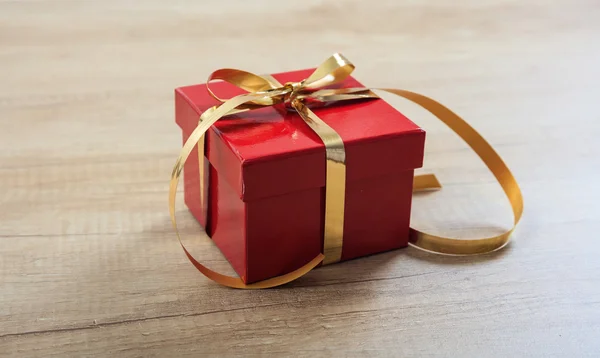 Подарункова коробка на дерев'яному фоні — стокове фото