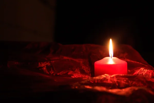 Vela sobre fondo oscuro — Foto de Stock