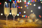 Sklenic šampaňského a vánoční dekorace
