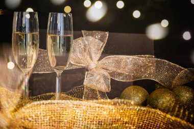 Bardak şampanya ve Noel dekorasyon