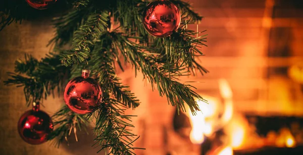 Decorazione di Natale vicino a un focolare — Foto Stock