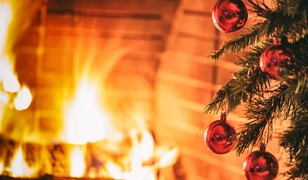 暖炉の近くのクリスマス装飾 — ストック写真