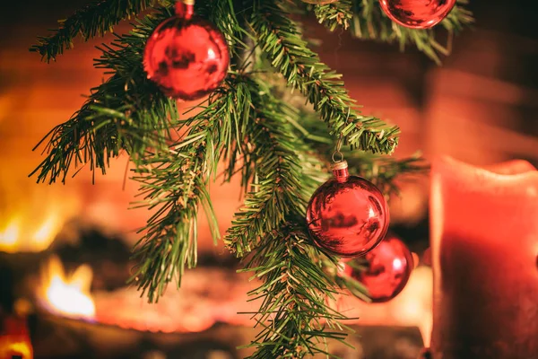 Karácsonyi dekoráció a kandalló mellett — Stock Fotó