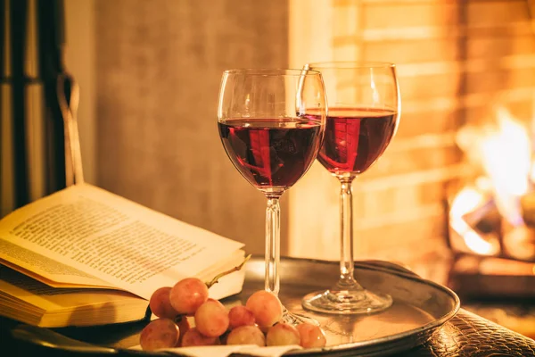 Deux verres de vin près d'une cheminée — Photo