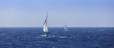 Mavi denizde yelkenli.