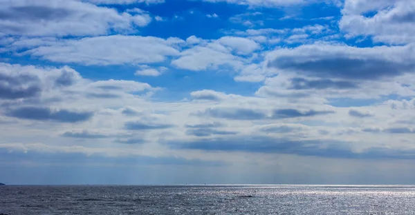 蓝色的天空和大海背景 — 图库照片
