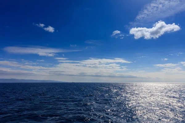 Blauwe hemel en zee achtergrond — Stockfoto