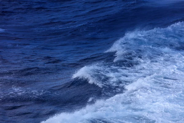 Diepe blauwe zee achtergrond — Stockfoto
