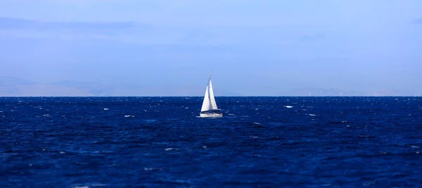 Barco à vela em mar azul — Fotografia de Stock