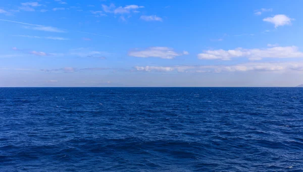 Błękitne niebo i morze tło — Zdjęcie stockowe