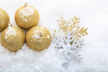 Noel topları ve kar beyaz zemin üzerine
