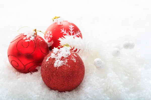 クリスマス ボールと白い背景の上の雪 — ストック写真