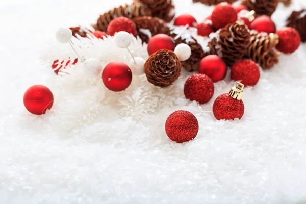 Bolas de Natal e neve no fundo branco — Fotografia de Stock