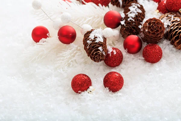 クリスマス ボールと白い背景の上の雪 — ストック写真