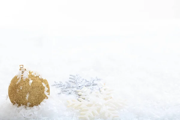 Bola de Natal e neve no fundo branco — Fotografia de Stock