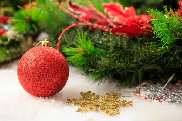 Χριστουγεννιάτικη μπάλα και γιρλάντα σε λευκό φόντο — Φωτογραφία Αρχείου