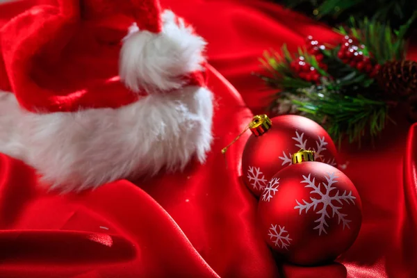 Χριστουγεννιάτικες μπάλες για κόκκινο σατέν — Φωτογραφία Αρχείου