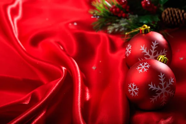 Palle di Natale su raso rosso — Foto Stock