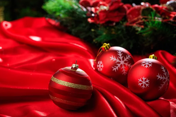 Χριστουγεννιάτικη μπάλα στο κόκκινο σατέν — Φωτογραφία Αρχείου