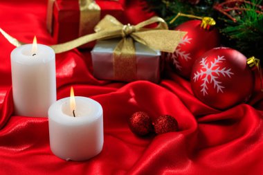 Hediye kutuları ve kırmızı saten mum