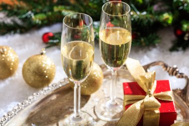 Karda şampanya bardağı