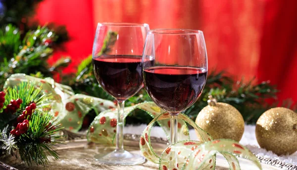 Bicchieri di vino rosso sulla neve — Foto Stock