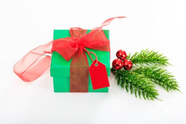 Beyaz arkaplanda hediye kutusu