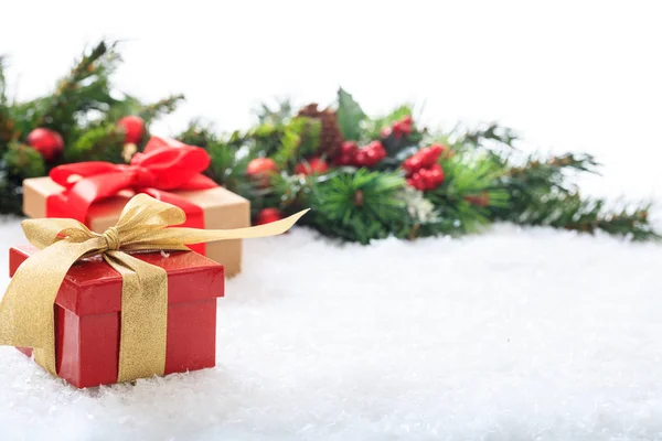 Cajas de regalo sobre nieve y fondo blanco — Foto de Stock