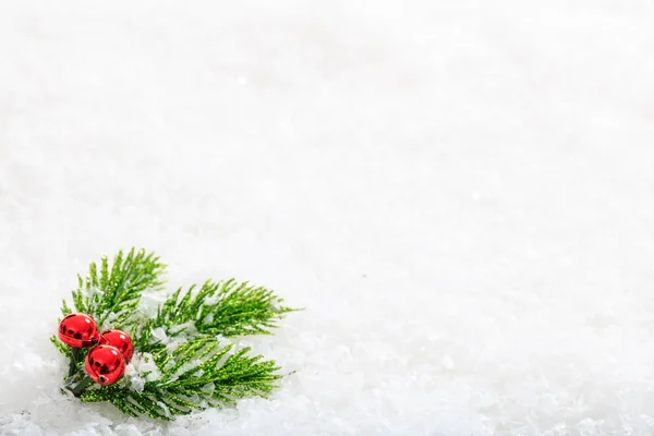 Świąteczne dekoracje na śniegu — Zdjęcie stockowe