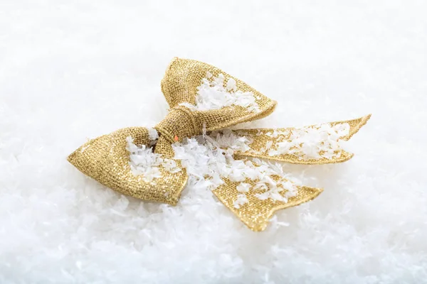 Goldene Schleife auf Schnee — Stockfoto