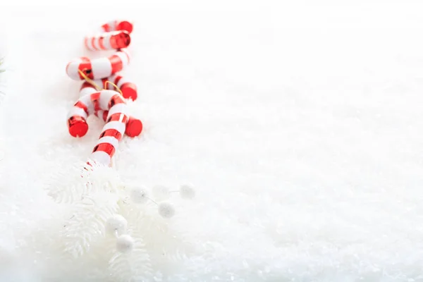 Bengalas doces e decoração de Natal na neve — Fotografia de Stock