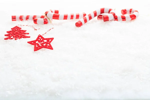 Bengalas doces e decoração de Natal na neve — Fotografia de Stock