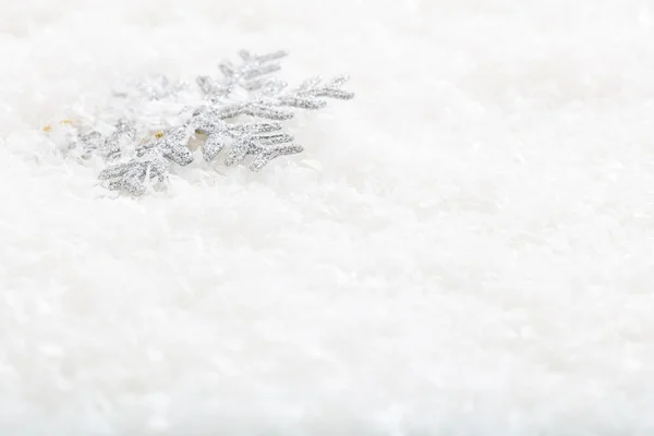 雪の背景に雪のフレーク — ストック写真