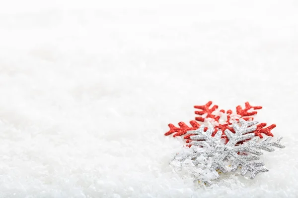 Snöflingor på snö bakgrund — Stockfoto