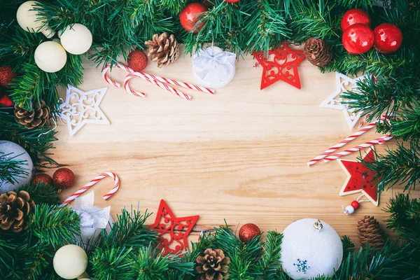 Weihnachtsdekoration auf einer Holzoberfläche — Stockfoto