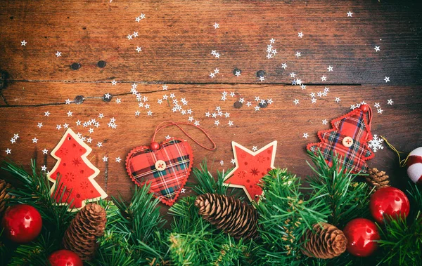 クリスマスの木製の表面の装飾 — ストック写真