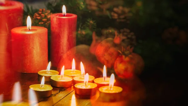 Kaarsen en decoratie van Kerstmis — Stockfoto