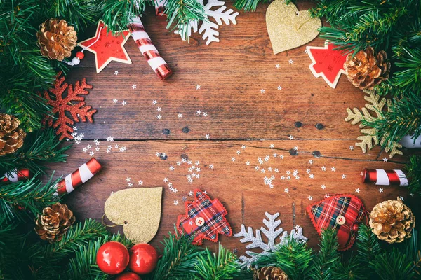 Decorazione di Natale su una superficie di legno — Foto Stock