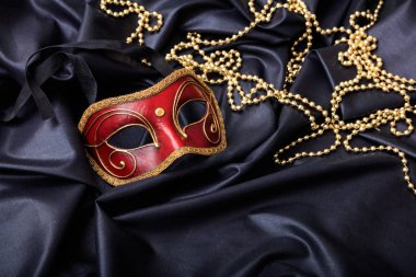 Üzerinde siyah saten arka plan izole karnaval maskesi