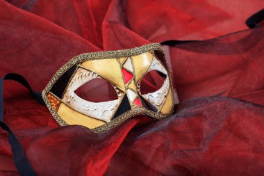 Kırmızı arkaplanda karnaval maskesi