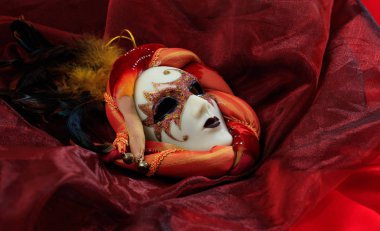 Kırmızı arkaplanda karnaval maskesi