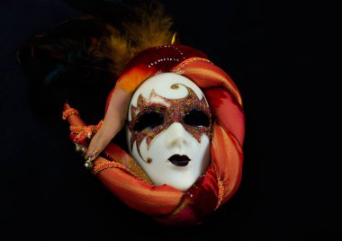 Siyah arkaplanda karnaval maskesi